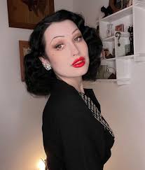 💜 I've still been finding great vintage pieces… I'm surprised how many  treasures I've been lucky enough to unearth while travelling/working again  and I am *so* thankful for it 💜 here's to