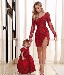 Anne Kız Kıyafetleri Kırmızı Kısa Geniş V Yakalı İşlemeli Kemerli - Kıyafet  Kombinleri