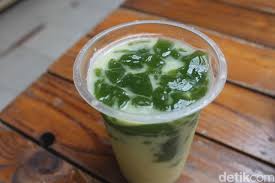 Minuman ini pun menjadi sangat menyegarkan dan enak diminum pada saat cuaca sedang panas. Asyiknya Jajan Es Cincau Hingga Kue Ape Di Pasar Mayestik