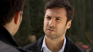 Nacido un 21 de febrero de 1978, el actor Baris Kilic es el galán que roba  las miradas de muchas televidentes gracias a la telenovela turca Guerra de  Rosas. Este economista, quien