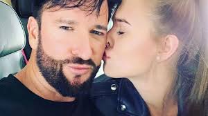 Here is the list of the 20 biggest fortunes in the world made on the internet, according to data from forbes. Michael Wendler Freundin Laura 18 Hatte Erstes Mal Mit Dem Schlagerstar