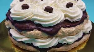 Pentru baza de bezea, se bat albuşurile cu zaharul pâna ce se obţine o spuma tare în care se adauga malaiul si oţetul. Tort De Bezea Cu Nuca Fara Gluten Youtube