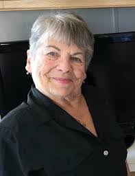 Anna Hollinger's Instagram, Twitter & Facebook