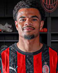 🚨 𝐔𝐍𝐄 𝐍𝐎𝐔𝐕𝐄𝐋𝐋𝐄 𝐑𝐄𝐂𝐑𝐔𝐄 𝐀̀ 𝐌𝐈𝐋𝐀𝐍 ! 🔥 Deux jours  après avoir officialisé l'arrivée de Koni De Winter, l'AC Milan annonce la  signature de Zachary Athekame, en provenance des Young Boys !