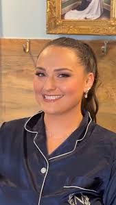 “I trust you” is music to my ears. As a makeup ✨artist✨my best work happens  with trust, communication and collaboration. But that doesn’t mean holding  my wrist😅🫶🏼.. micromanaging your mua is like ...