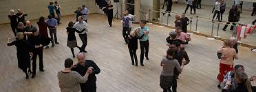 Non, en général, lorsque vous commencez un forfait et que vous êtes satisfait, vous restez avec le même professeur pendant toute la durée de votre forfait par souci de. Cours De Danse De Salon A Lannoy Avec Deis Danse