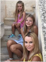 Amanda holden has shared a sweet snap of three generations of females in her family as they enjoy a holiday in greece. Amanda Holden Gruselig Nail Clipping Gestandnis Entsetzt Fans Aktuelle Boulevard Nachrichten Und Fotogalerien Zu Stars Sternchen