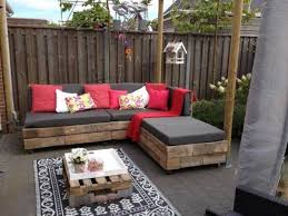 Wohlfuhloase Draussen Schaffen Sofa Aus Paletten Selber Gemacht Bunte Wurfkissen Teppich Kaffeetisch Palettenmobel Im Freien Sofa Aus Paletten Billige Mobel