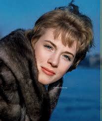 ❦ 𝓓𝓪𝓶𝓮 𝓙𝓾𝓵𝓲𝓮 ❦ (@damedrews) • Instagram photos and videos