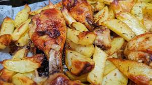 Coacerea dureaza pana se inmoaie cartofii, se formeaza sosul de rosii si copanul se rumeneste. Reteta Pulpe De Pui Cu Cartofi La Cuptor Youtube