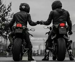 Remember that time exploring a new city? Motor Source Link Motor Motorcycle Couple Motorcycle Couple Pictures Bike Photoshoot