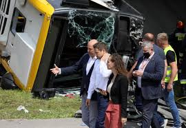 Portal warszawawpigulce.pl informuje, że w wypadku ranna została jedna osoba, którą przewieziono do szpitala. Wypadek Autobusu Warszawa Tragiczny Wypadek Kierowca Byl Bardzo Mlody Co O Nim Wiemy Warszawa Super Express