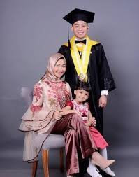 Dengan ini kami bermaksud mengundang bapakibusaudarai untuk menghadiri acara syukuran yang insya allah akan kami laksanakan pada. Inspirasi Dan 7 Rekomendasi Gaya Pakaian Wanita Untuk Menghadiri Wisuda Pacar 2018
