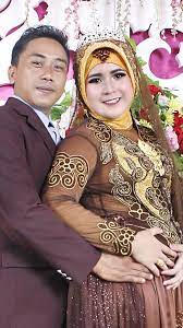 Trend model gaun kebaya pengantin muslim terbaru fashion terbaru semua ada disini. Rias Pengantin Muslimah Kebaya Coklat