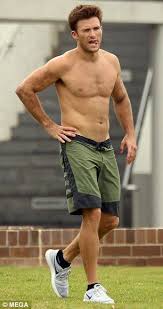 Scott Eastwood Shows Off His Body During Shirtless Bondi Beach Workout Scott Eastwood Scot Eastwood Hot Cowboys