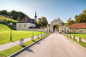 Der 4 km lange weg führt mit 13 stationen von der pfarrkirche heiligenkreuz am waasen zum haus der stille. Wandern Wienerwald Heiligenkreuz Mayerling In Niederosterreich