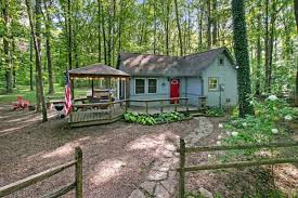 Abe martin lodge also offers 24 rustic sleeping cabins with a total of 51 bedrooms. Nashville Indiana Cabin Rentals Getaways All Cabins