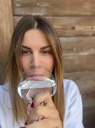 Izbrisati Instagram. I gledati stvarne ljude ravno u oči. Pozdravljati se  sa svakim čvrsto, stegnutom šakom i sa ponosom reći: “Hej, ja sam Milenina  i Spasojeva unuka!” Otići kod Kose u Karaklije