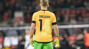 Dynamo dresden trikot 2019 / 2020. Schiedsrichter Ist Das Trikot Zu Grun Dynamos Torwart Findet Pragmatische Losung Stern De