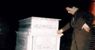 وَمَا نُرْسِلُ الْمُرْسَلِينَ إِلاَّ مُبَشِّرِينَ وَمُنذِرِينَ وَيُجَادِلُ الَّذِينَ كَفَرُوا بِالْبَاطِلِ لِيُدْحِضُوا بِهِ الْحَقَّ وَاتَّخَذُوا. Ù‚ØµØ© ØµÙˆØ±Ø© Ø¹Ø¨Ø¯ Ø§Ù„Ø­Ù„ÙŠÙ… Ø­Ø§ÙØ¸ ÙŠÙ‚Ù Ø£Ù…Ø§Ù… Ù…Ù‚Ø¨Ø±ØªÙ‡ Ù‚Ø¨Ù„ ÙˆÙØ§ØªÙ‡ Ø§Ù„Ù†Ù‡Ø§Ø±