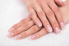 Die anleitung fasst alle schritte von der vorbereitung über die nagelmodellage den tip dann in die rechte hand wechseln, den finger der kundin mit links zwischen daumen und zeigefinger fixieren, den tip wie zuvor im 45°. Gelnagel Einfach Selber Machen Gelnagel Selber Machen