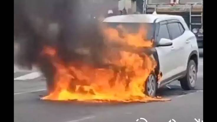 Three Escape as SUV Catches Fire on Bengaluru-Hosur Highway | Bengaluru News - Times of India
