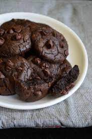 This Eggless Version Of The Famous Brookies Looks Like Cookies And Tastes Like A Chocochip Cookies Recipe Eggless Cookie Recipes Cookies Recipes Chocolate Chip