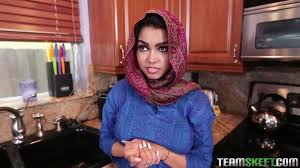 Doggystyle زن مسلمان بی تنه را با سینه های بزرگ تنبیه می کند