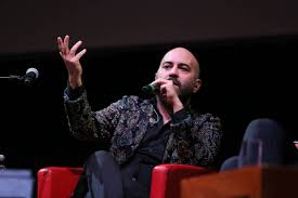 Giuliano sangiorgi (born on january 24, 1979 in nardò, le, italy) is the vocalist, one of the guitarists and pianists of the italian rock band negramaro. Giuliano Sangiorgi La Gelosia Lo Ha Portato Ad Una Scelta Drastica