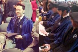 We will provide interesting video clips from now on. Jadi Sarjana Jang Geun Suk Pamer Foto Wisuda Republika Online