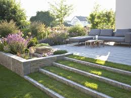 Sowohl für menschen als auch für vierbeiner bieten diese auf der oberfläche leicht geriffelten stufen einen angenehmen trittkomfort. Terrasse Mit Treppe Wachenzeller Dolomit Form Garten Fleckenstein Gmbh