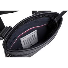 Il est devenu compliqué d'avoir les mains occupées par une sacoche pour homme toute la journée. Sac Porte Travers Homme Tommy Hilfiger Zip Cuir Noir Tommy Hilfiger Maroquinerie Pochette Sacoche Homme
