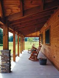Eine große terrasse mit einer holzüberdachung und gartenmöbeln. Wie Konnen Sie Eine Veranda Bauen Anleitung Und Praktische Tipps Eine Veranda Bauen Terrassenuberdachung Uberdachung Terrasse