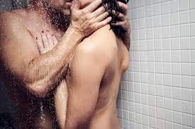 As melhores dicas e posições para sexo no chuveiro 