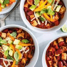 Chili Au Tofu Et Salade D Avocat Ricardo Recipe Vegetarian Chili Recipe Tasty Vegetarian Recipes Tofu Chili