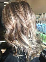 blonde haare mit dunklen strahnen 35 ideen und pflegetipps in 2021 blonde haare mit strahnen brunette haare mit strahnen lange blonde haare
