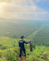 Jal ini dikarenakan di atas bukit itu tidak ada tumbuhan sama sekali kecuali hanya bebatuan yang ada di puncak bukit. Bukit Botak Puncak Alam Kuala Love Kuala Selangor Facebook