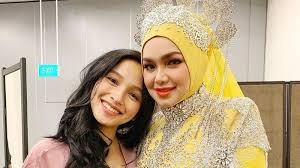 Momen siti nurhaliza lahirkan anak kedua, dikelilingi keluarga. Dinikahi Putra Siti Nurhaliza Pemeran Preman Pensiun Ini Hidup Bak Ratu Di Rumah Megah Mirip Istana Serambi Indonesia