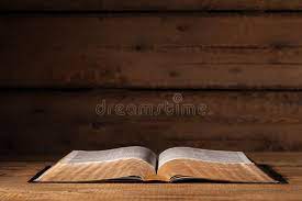Abra A Biblia Na Mesa Foto De Stock Imagem De Velho 109918428