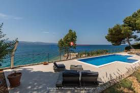 Die 540 kilometer lange küste istriens ist das perfekte badeparadies für familien die meisten ferienwohnungen in kroatien am meer liegen in unmittelbarer nähe einer der romantischen hafenstädte oder in kleinen ferienanlagen. Ferienhaus Villa Ana Direkt Am Strand Mit Pool Mieten