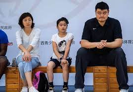 姚明和妻子叶莉现状：41岁叶莉年轻如少女，12岁女儿身高1米8_篮球_NBA