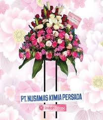 Fungsi rangkaian bunga altar gereja dalam liturgi yaitu memperindah altar gereja sehingga umat yang hadir merasa nyaman, sejuk, dan semangat untuk mengikuti ekaristi. Sejarah Awal Mula Tradisi Memberi Karangan Bunga Papan Mas Andisyam