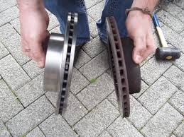 Um sicherzustellen, dass die bremsen während eines bremsvorganges simultan einrasten, ist es erforderlich, dass beide achsen den selben. Volvo 740 Kombi Bremsscheiben Und Belage Wechseln Grenzland Scooter