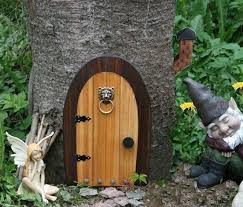 Une Porte De Fee Gnome Porte Qui S Ouvre Maxi Par Nothinbutwood Gnome Door Faerie Door Fairy Doors