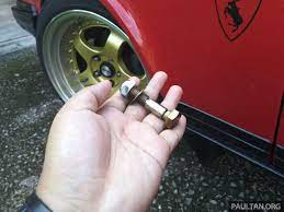 Namun begitu, jika stereng dilepaskan dan kereta bergerak ke kiri atau ke kanan, ia menandakan alignment kereta anda bermasalah dan perlu diservis segera; Skru Camber Perlu Ditukar Ketika Penjajaran Roda Paultan Org