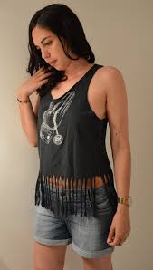 By now you already know that, whatever you are looking for, you're sure to find it on aliexpress. Diy Transformer Un Vieux T Shirt En Debardeur Echancre A Franges L Atypique Blog