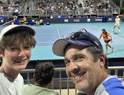 Fra fotograf og politiker til ejendomsmægler i USA: Nicolas skulle  genopfinde sig selv i Miami