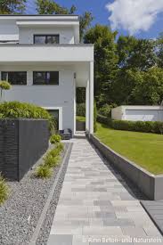 Modernes Design Mit Neu Interpretierten Klassischen Elementen Wie Saulen Im Eingangsbereich Das Padio Pfla Hofeinfahrt Gartengestaltung Hauseingang Gestalten