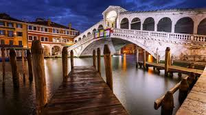 مدينة البندقية هي مدينة ايطالية تقع في شمال ايطاليا ، وما يميزها عن بقية المدن السياحية حول العالم انها المدينة الوحيدة العائمة والتي لا يستخدم. Ø¯Ù„ÙŠÙ„ Ù„Ø£ÙƒØ«Ø± Ø§Ù„Ø¬Ø³ÙˆØ± Ø´Ù‡Ø±Ø© ÙÙŠ Ø§Ù„Ø¨Ù†Ø¯Ù‚ÙŠØ© Ø¥ÙŠØ·Ø§Ù„ÙŠØ§