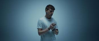 Lil kleine bracht in de zomer van 2012, in samenwerking met faberyayo , appelsap, nike en patta, zijn eerste ep tuig van de richel uit. Lil Kleine Dichterbij Je 2019 Imdb